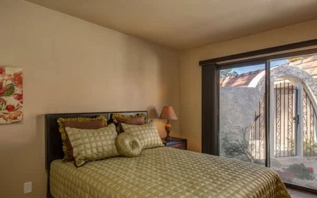 Stylish Condo With Golf Course Views