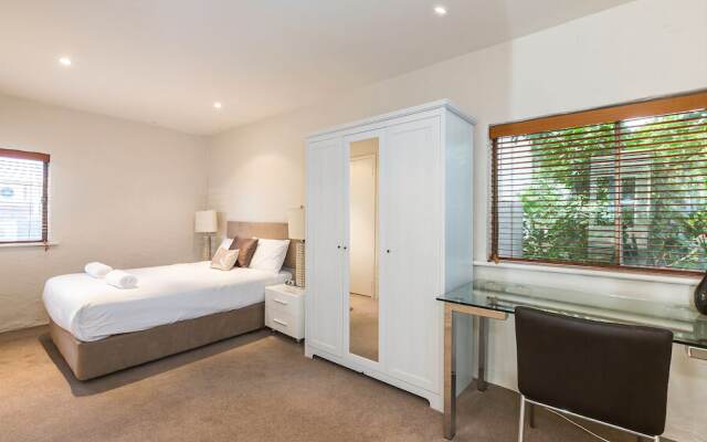 Como Mezzanine Retreat