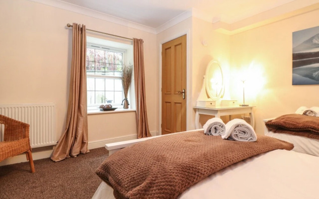 5 Ladstock Hall