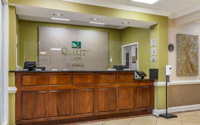 Quality Inn Fayetteville near Historic Downtown Square