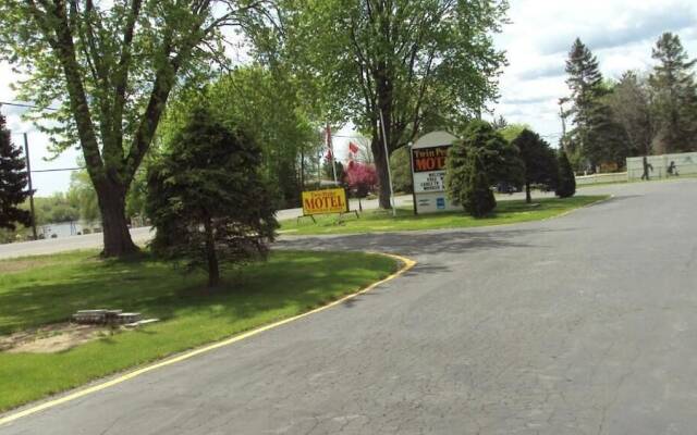 Twin Peaks Motel Napanee