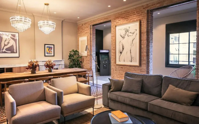 Lovely 6 BR Flat in L Eixample