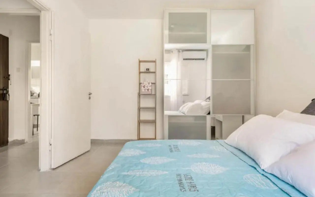 Quite 6 Person Apt, 8 min walk to German Colony