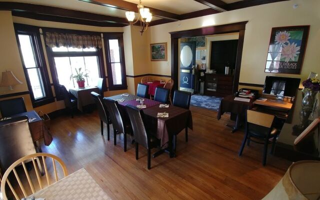 Goldsmith's Riverfront Inn