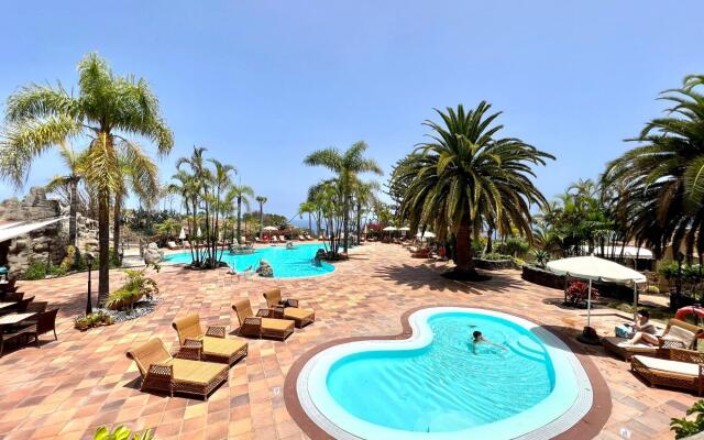 One bedroom, high floor, ocean views, pool