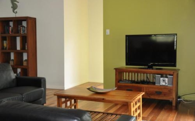 24 Esprit Drive Beach Home With Open Plan Living And Walking Distance To Beach – Guest Rooms – Rainbow Beach