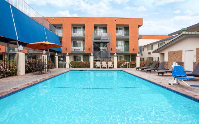 Travelodge Inn & Suites by Wyndham Anaheim on Disneyland Dr