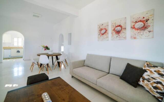 Coral Villa With 4 Bedrooms in Paros