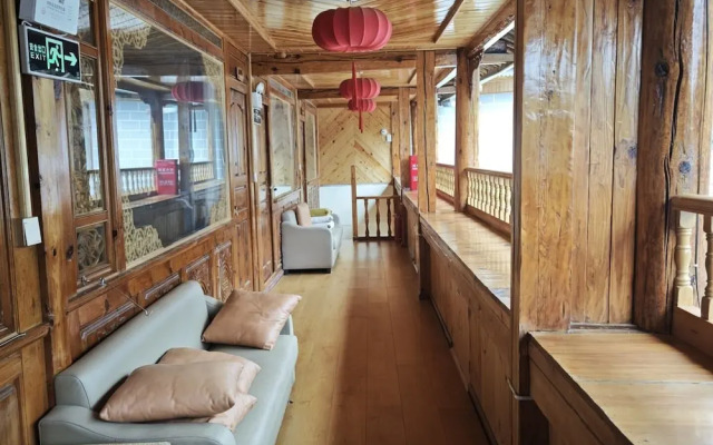 Tiger Leaping Half Way Guest House