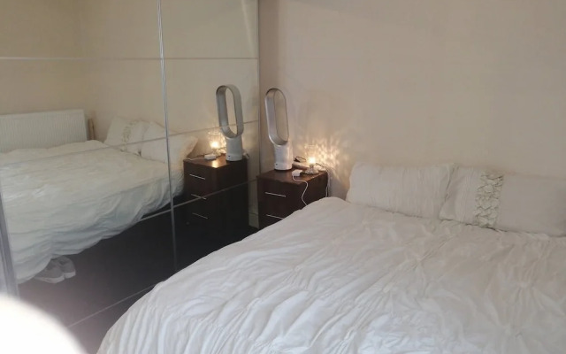 Room-charming Bradford Room to Rent With