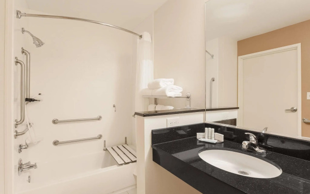 Fairfield Inn & Suites Victoria