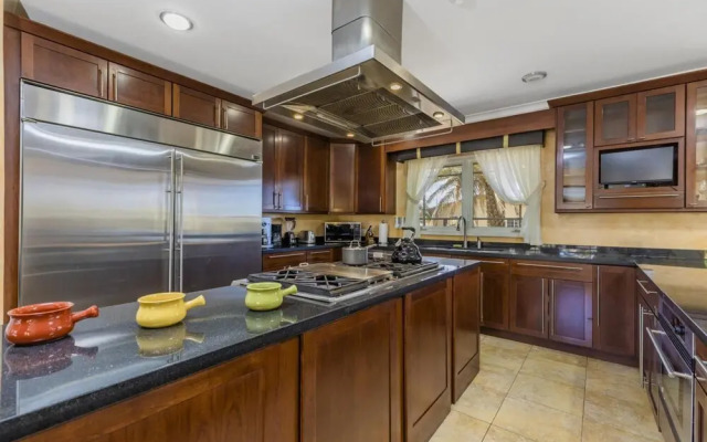Luxury 4br4ba Villa w Hottub Pool Ocean Views