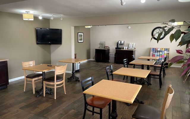 Deluxe Inn & Suites
