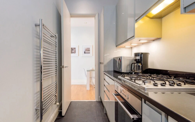 Stunning Home Near Earl's Court by Underthedoormat