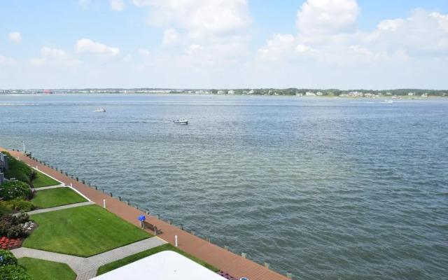 Harbour Island 401m 3 Bedroom Condo by RedAwning