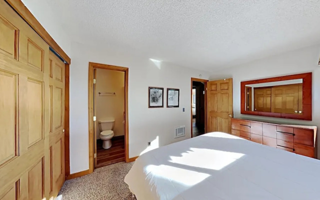 Nice 2 Bedroom Condo in Mammoth! Easy access to 3 Hot Tubs & Pool! by RedAwning