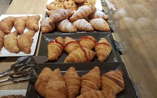 Monza City Rooms & Studios