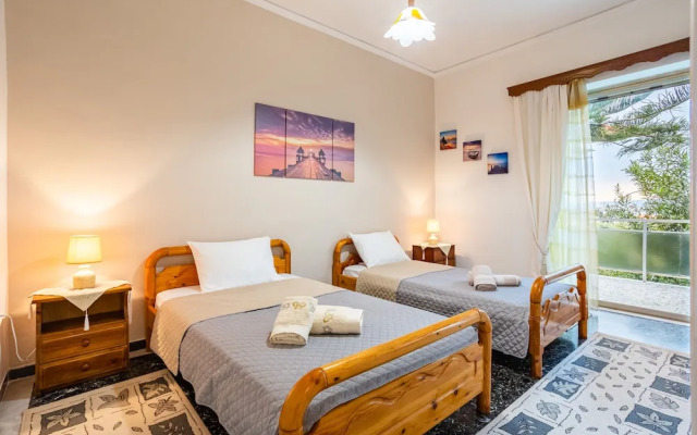 Seaside Family Haven - Avia's Spacious Getaway
