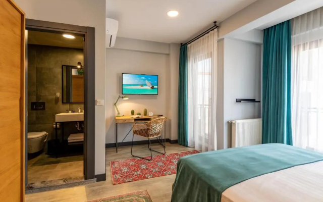 Green Parrot Hotel