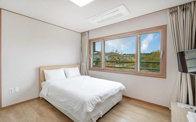 Jeju Gwaneumsa Ganeun gil Pension