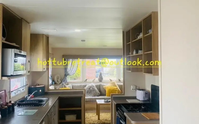 Cosy Hottub Caravan Retreat in Lincolnshire