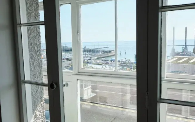 Harbour front house on The Paragon !