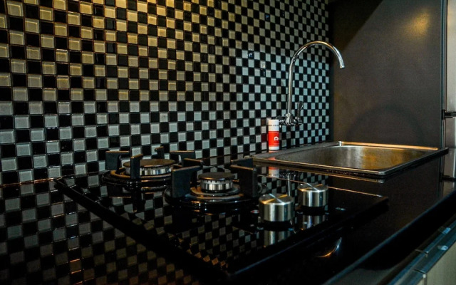 Simply Studio Room at Grand Serpong Apartment By Travelio