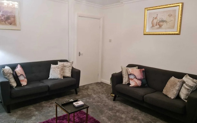 Immaculate 3-bed House in Middleton