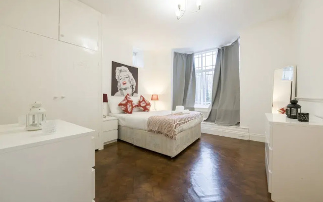 Lovely & Spacious 2 Bedroom APR Queensway