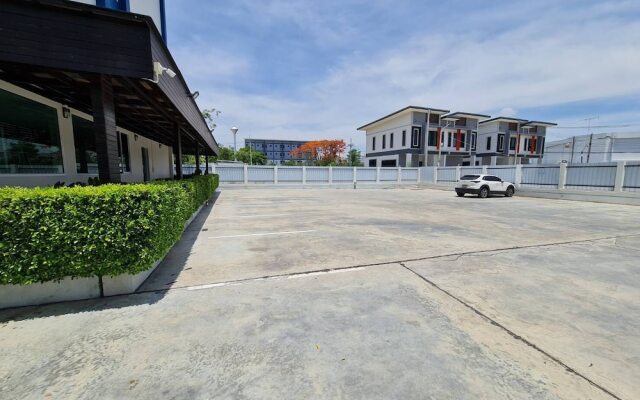 The Charlotte Smart Hotel Lopburi