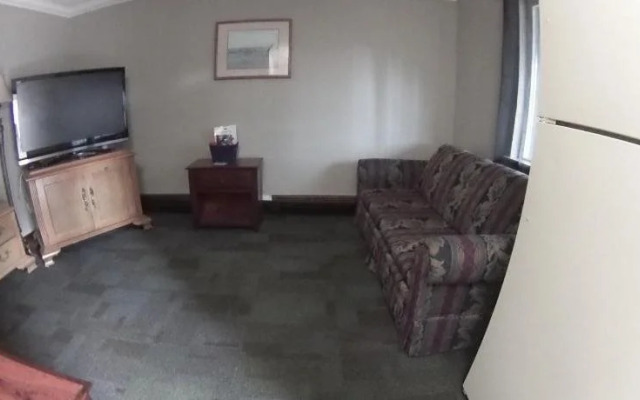 Outpost Motel & Kitchenette Suites