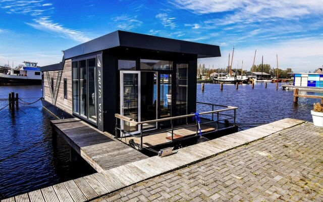 Amazing Ship/boat in Heeg With Wifi and 3 Bedrooms