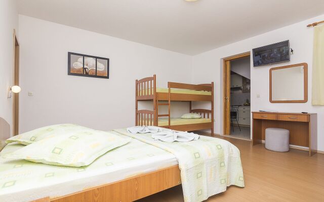 Apartment Sonja - 100 m from sea: A2 Brela, Riviera Makarska