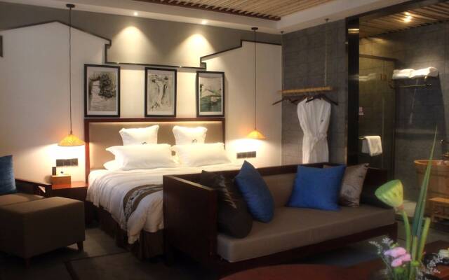Courtyard-Lestay