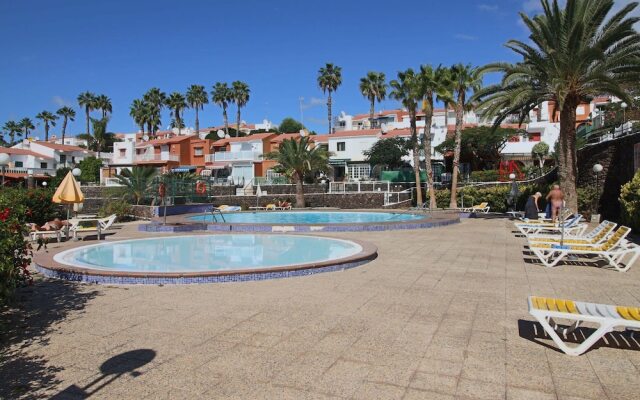 Nice house with heated pool and tennis course