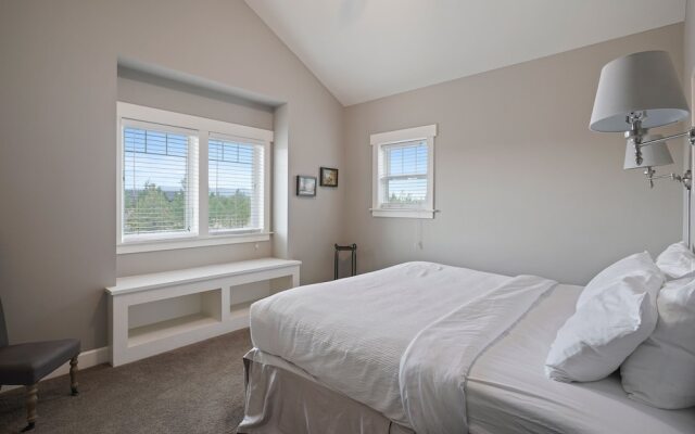 Spacious Five Peaks Home with Soaking Tub and BBQ by RedAwning