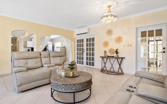 Cozy Central 4br3ba Home w Pvt Pool Largegarden