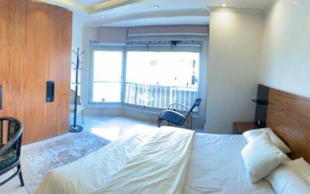 شقه على كورنيش المعادى تطل مباشرة على النيل للعائلات فقط