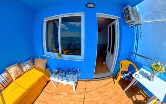 Blue House Beach Apartment - Sleeps 4 & Balcony