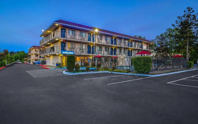 Motel 6 North Kirkland