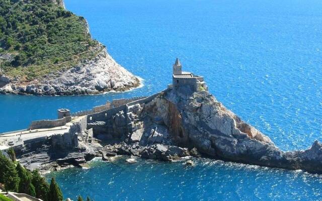 20 km from the 5 Terre, in a small town, 3-room apartment, terrace with view
