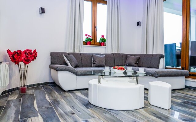 Luxurious Villa with Private Swimming Pool, Hot Tub, Sauna, Lovely Taverne