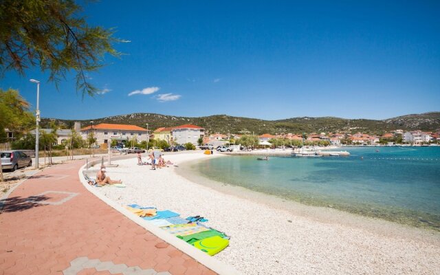 A8 - Modern apt With Terrace, 3 min Walk to Beach