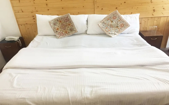 OYO 22456 Hotel Fifth Season