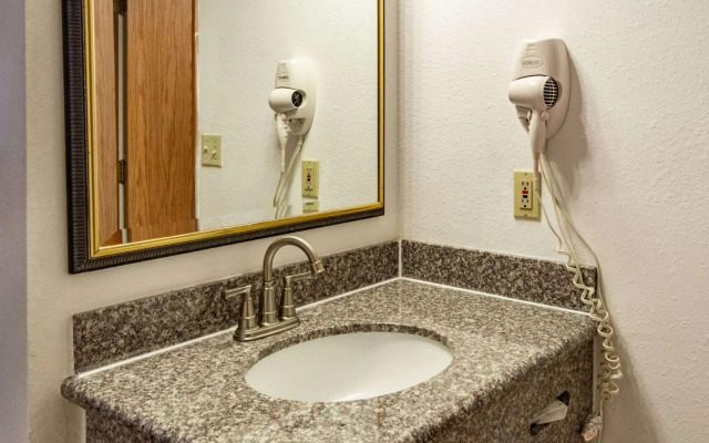 Econo Lodge Inn & Suites Madras