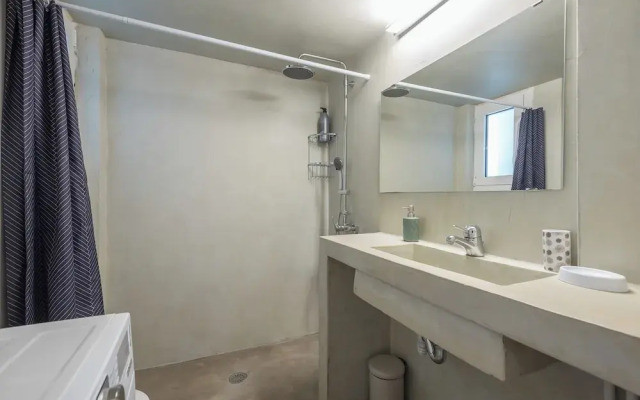 Stylish 2 Bd Urban Retreat Near Panormou