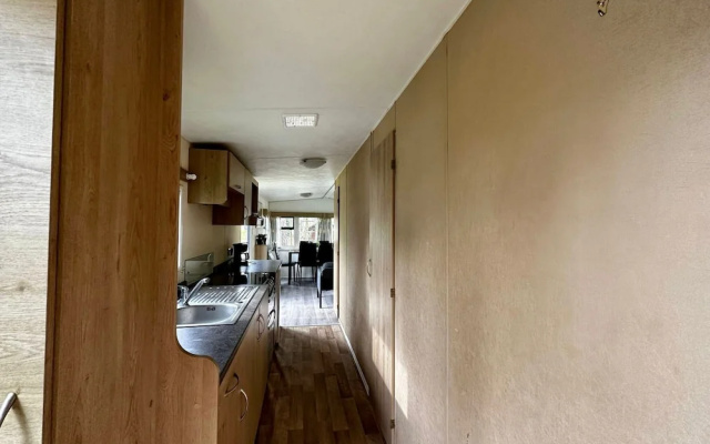 Residence With a Spacious Garden Located in a Child-friendly Park