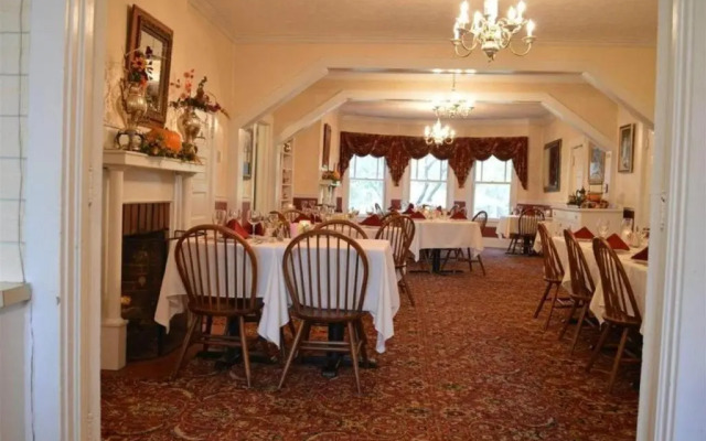 Red Rocker Inn