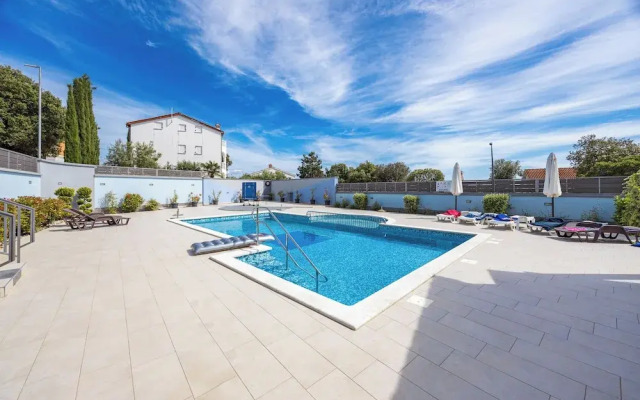 Mery's Sunny Pool Apartment