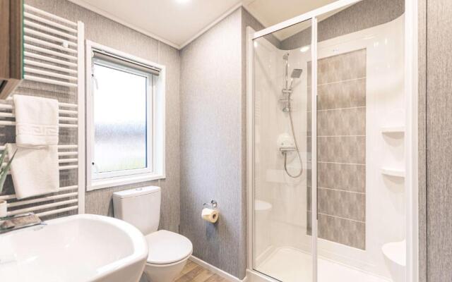 Moore Lodge with Hot Tub